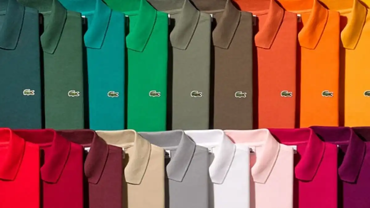 So sánh các màu áo polo đồng phục đặt ở các thời điểm khác nhau với sắc độ không hoàn toàn giống nhau