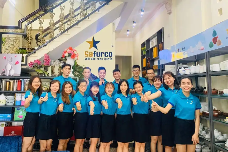 Nhân viên doanh nghiệp mặc áo thun đồng phục đồng bộ, thể hiện chất lượng form dáng và đường may ổn định khi đặt áo có quy định bảo hành rõ ràng