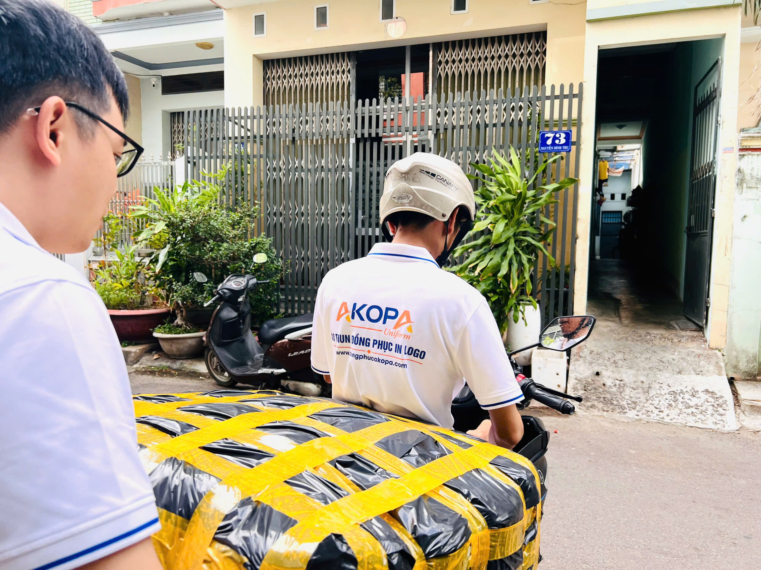 Nhân viên AKOPA giao áo đồng phục tận nơi tại Quy Nhơn