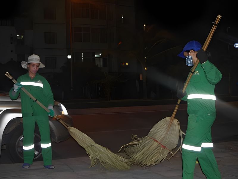 Đồng phục vệ sinh công nghiệp có phản quang – an toàn khi làm việc ngoài trời, nhà xưởng