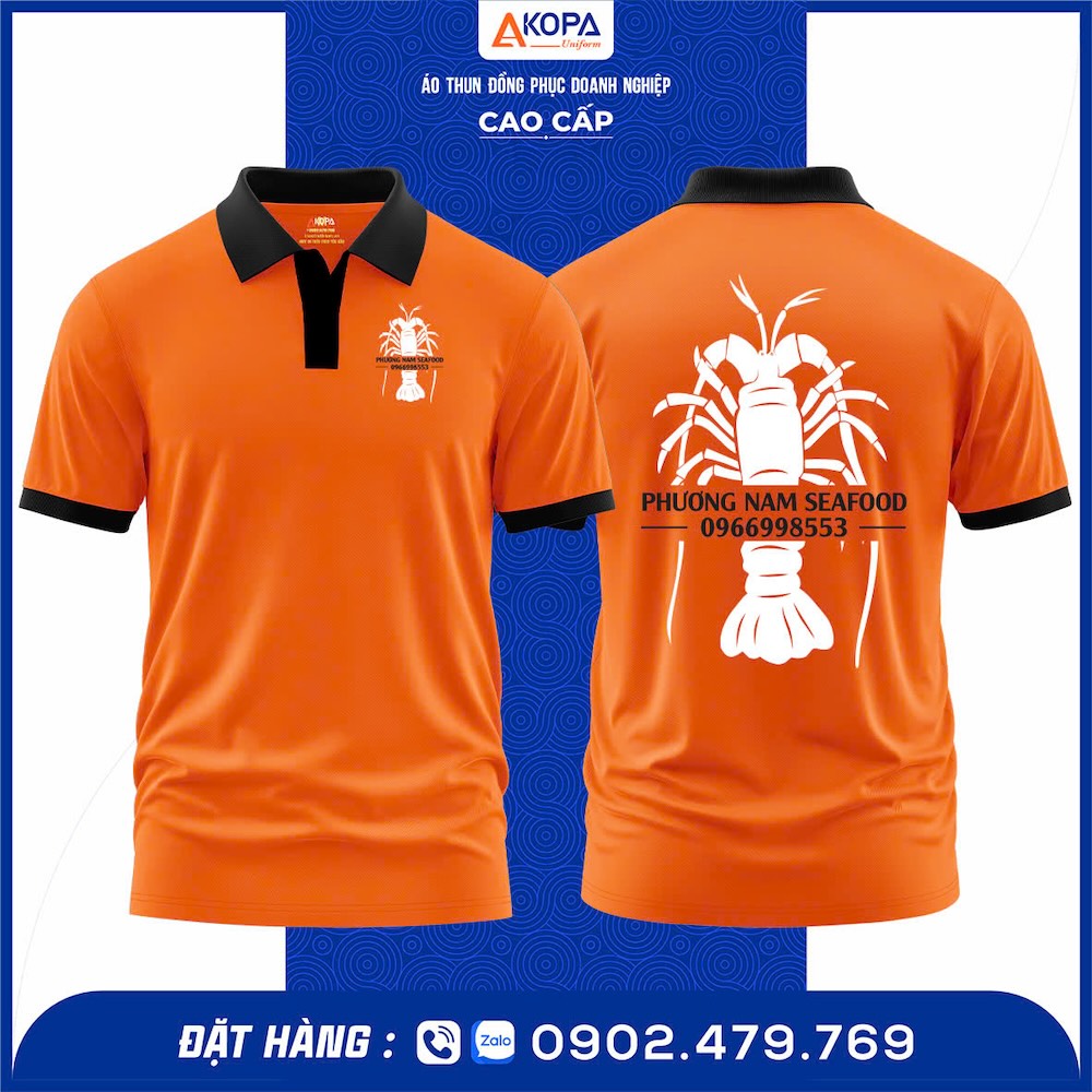 Áo đồng phục màu cam Phương Nam Seafood với logo con tôm lớn in sau lưng, viền cổ và tay đen nổi bật – mẫu thiết kế áo thun công ty cho nhà hàng hải sản chuyên nghiệp.