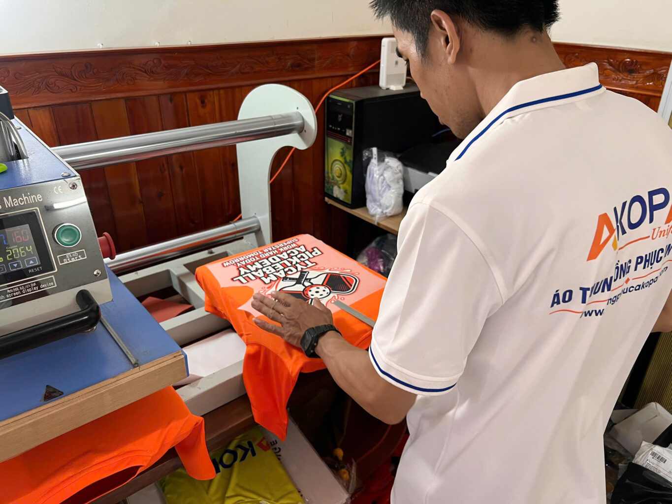 In áo theo yêu cầu số lượng ít giá bao nhiêu