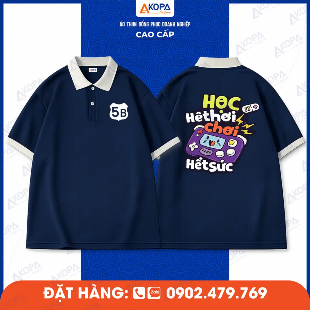 Áo lớp polo xanh navy in slogan “Học hết hơi chơi hết sức” cùng hình tay cầm game hoạt hình trẻ trung